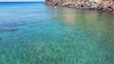 paddle kurulu kadın paddleboarding hawaii ayakta mutlu paddleboard mavi su üzerinde ayağa kalk. Genç karışık ırk asian beyaz kadın modeli yaz üzerinde Hawaii plajda tatil seyahat tatil