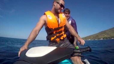 Bali, Endonezya, 20 Kasım 2021. İki adam jet ski sürerken değiş tokuş yapıyor. Jet ski 'de adrenalinin tadını çıkaran iki insan.