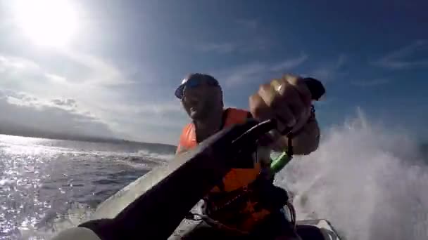 Dos disfrutando de adrenalina en una moto acuática. El pasajero cae al mar y el conductor se ríe. Dos personas montando en moto acuática — Vídeos de Stock