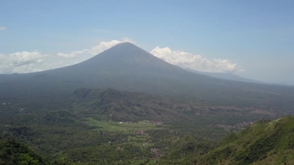Одно из самых красивых мест на Бали, захватывающая дух точка зрения Lahangan Sweet в провинции Карангасем с невероятным видом на самый высокий вулкан Абали, Индонезия 4K Воздушный вид — стоковое видео