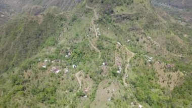 Bali 'nin en güzel yerlerinden biri olan Lahangan Sweet manzarası, Agung volkanı ve Endonezya' nın güzel sisli doğa manzarasıyla bulutların üzerindeki en güzel manzaraya sahiptir. 4K Hava Görüntüsü