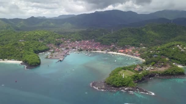 Vliegend op een drone boven de haven van Padang Bai port bali-sia zichtbare grote transportschepen en kleine boten — Stockvideo