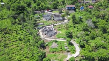 Tropik Bali adasında ahşap villalar inşa etme süreci. Ahşap bir kulübenin insansız hava aracı görüntüsü. Eğlenmek için terası olan bir ev. Evin etrafındaki bölgenin peyzaj tasarımı. Hava aracı görüntüsü