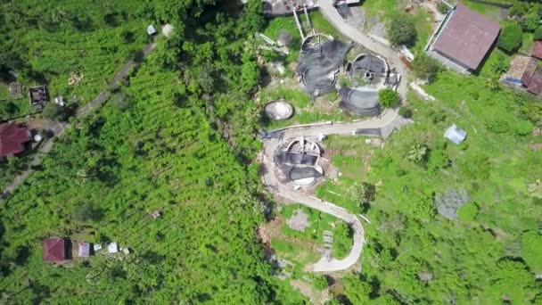 Luftaufnahmen von unfertigen Holzvillen auf der tropischen Insel Bali. Drohnen-Ansicht einer Holzhütte. Haus mit Terrasse zur Erholung. Gestaltung des Geländes rund um das Haus — Stockvideo