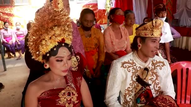 Bali, Indonézia, 2022. március 8. Az emberek egy hagyományos balinéz esküvői szertartás, Indonézia — Stock videók