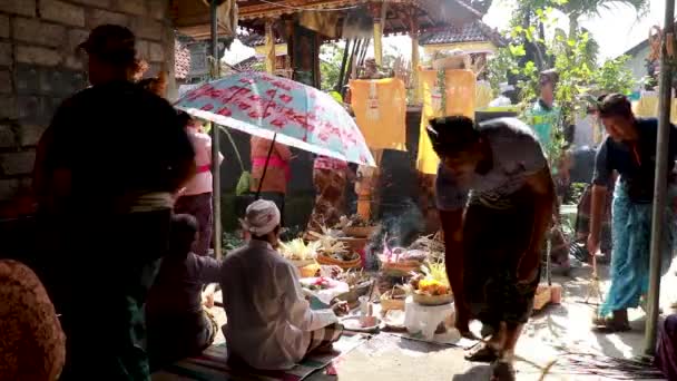Bali, Indonesien, 8 mars 2022. Människor på en traditionell balinesisk bröllopsceremoni, Indonesien — Stockvideo
