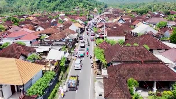 Tráfico ocupado debido a una ceremonia funeraria hindú en Bali. Ceremonia de cremación real balinesa, Ngaben Festival de Cultura Tradicional Hindú Celebración por los Muertos - El Desfile — Vídeo de stock