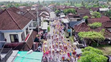 Bali, Endonezya, 28 Şubat 2022. Büyük kutlama sırasında balerin evlerinin 4K uçuş videosu. Köyde bali töreni, Ubud. Bale evlerinin çatıları.