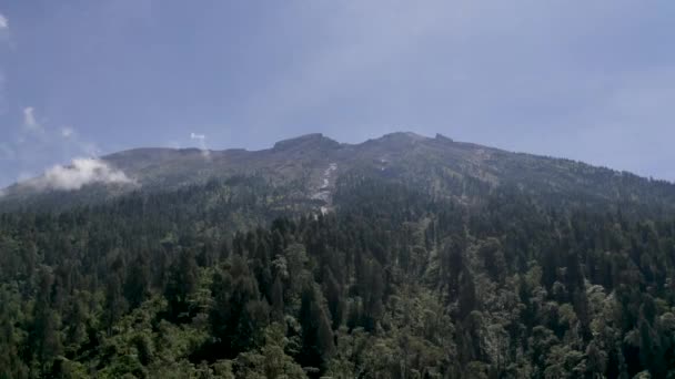 정글 과 아웅산을 둘러싼 극적 인 항공 영상. 인도네시아 발리 섬에 있는 아각 산 정상에서 사람들 과찍은 공중 무인기 영상 — 비디오