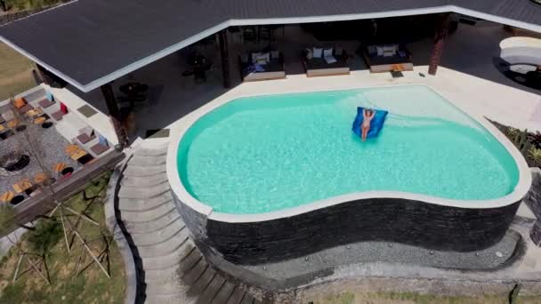 Bali, Indonesien, 1. September 2021. Frau im Bikini entspannt sich auf aufblasbarer Matratze im Pool des Hotels, Strandurlaub, Urlaub Hintergrund mit Kopierraum — Stockvideo