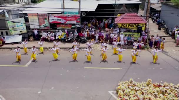 Amed, Μπαλί, Ινδονησία, 2 Μαρτίου 2022. Μπαλί θηλυκά εκτελούν καλλιτεχνικό χορό σε τελετουργικό παραδοσιακό πολύχρωμο κοστούμι χρησιμοποιώντας τα χέρια και τα δάχτυλα Ινδονησία Νοτιοανατολική Ασία — Αρχείο Βίντεο