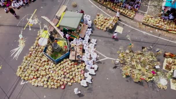 Amed, Bali, Indonesien, 2 mars 2022. Oidentifierat indonesiskt folk firar balinesiskt nyår och vårens ankomst. Detta är en procession till byns tempel. — Stockvideo