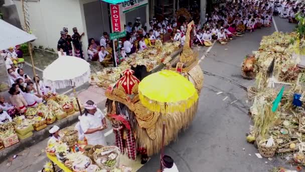 Amed, Bali, Indonésie, 2. března2022. Krmit mystického Balinese Baronga během tradičního hinduistického obřadu na Ogoh Ogohu. Balijská kultura — Stock video
