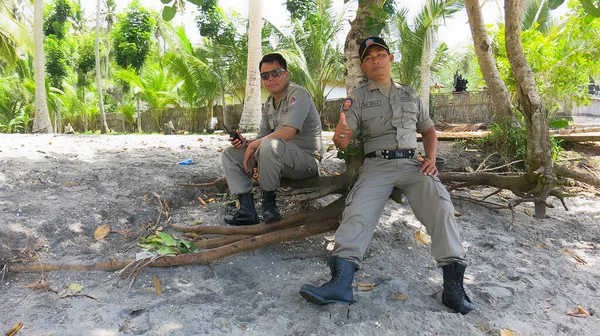 Nusa Penida, Bali, Indonésie, 29. ledna2022. Balijští policisté odpočívají ve stínu na pláži Crystal Bay — Stock fotografie