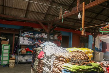 Batik kıyafetleri yığını, Endonezya Yogyakarta 'da Batik' in ulusal renkleri. Renkli kumaş katmanları, renkli arkaplan. Parlak kumaş yığınları.