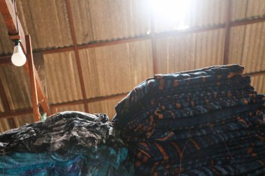 Renkli batik kumaş ya da tekstil yığını. Geleneksel pazarda renkli tekstil.