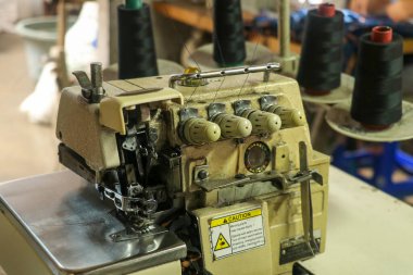 Kapıları kapatın. Girişim 'de kıyafet dikmek. Endüstriyel dikiş makinesi