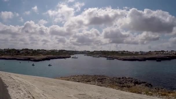 Naturskön Utsikt Över Bukten Vid Cala Santandria Menorca Med Snidade — Stockvideo