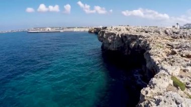 Akdeniz 'in güzel adası Menorca' daki Ciutadella limanının girişinde demirli tekneler.
