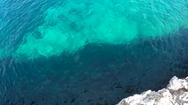 Une Pierre Jetée Dans Une Mer Falaise Créer Des Éclaboussures — Video