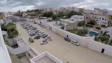 Ciutadella, Menorca, Balear Adaları, İspanya, 1 Ağustos 2021. Limanın yakınındaki Ciutadella de Menorca 'nın eski kasabasındaki kumlu yol.