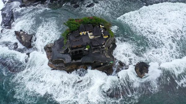Denizde kayadaki Tanah Lot Tapınağı. Eski Hinduizm ibadet yeri. Güneş ışığı. Hava görüntüsü. Bali, Endonezya.
