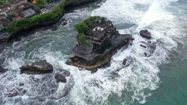 Endonezya, Bali 'de Canggu yakınlarındaki büyüleyici Tanah Lot Bali Hindu tapınağı ve dramatik sahili insansız hava aracı görüntüsü.