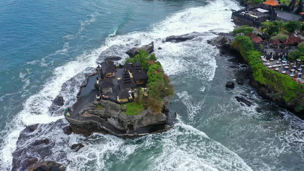 Denizde kayadaki Tanah Lot Tapınağı. Eski Hinduizm ibadet yeri. Güneş ışığı. Hava görüntüsü. Bali, Endonezya.