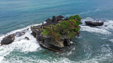 Tanah Lot Tapınağı 'nın nefes kesici manzarası. Tanah Lot, Endonezya 'nın Bali adasında bir kaya oluşumu. Pura Tanah Lot adlı hac tapınağına ev sahipliği yapıyor. Popüler turist ve kültür simgesi.