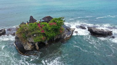 Denizde kayadaki Tanah Lot Tapınağı. Eski Hinduizm ibadet yeri. Güneş ışığı. Hava görüntüsü. Bali, Endonezya.