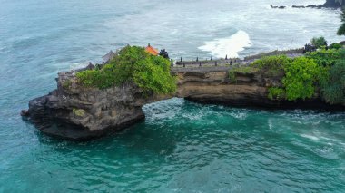 Pura Batu Bolong Tapınağı kaya oluşum köprüsü, Tabanan, Bali, Endonezya. Bu küçük Hindu tapınağı, Bali 'nin popüler bir turist ve kültür ikonu olan Pura Tanah Lot' un kuzeyine çok yakın bir mesafedeydi..