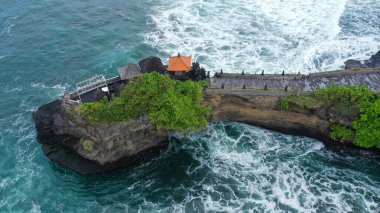 Ünlü Batu Bolong ve Tanah Lot Tapınağının güzel insansız hava aracı manzarası, Batı Bali.