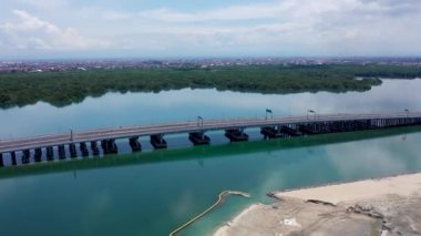 Bali Mandara paralı yolunun deniz manzarası. Araç, motosiklet köprüsü Benoa Körfezi 'ni geçerek Denpasar şehrini ve Güney Kuta' yı, Nusa Dua 'yı ve Uluslararası Havaalanını birbirine bağlıyor.