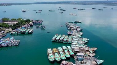 Rıhtımdaki teknelerin havadan görüntüsü.