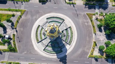 Şehir merkezindeki ana yolda bir kavşağın yukarıdan aşağı hava görüntüsü..