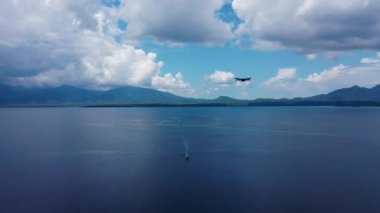 İnsansız Hava Arkasında Asılı İHA 'yı hazırlayın. Uçan Helikopter Dron Uzaktan Kumandalı Hava Dronu. Kameralı küçük bir dron. Yukarıdan fotoğraf ve video çekmek için modern teknolojiler