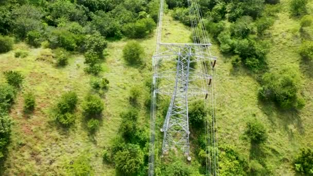 Pylons de energia e linhas de alta tensão em uma paisagem Areaagricultural montanhosa. Mastros de alta tensão. Linhas eléctricas de transmissão de electricidade. 4K, UHD, Cinemático, Filmagem aérea — Vídeo de Stock