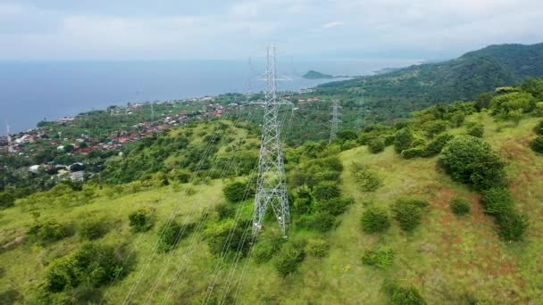 İletişim kulesi, güç kulesi ya da elektrik direği. Kabloyu desteklemek veya taşımak için çelik yapı çerçeve, yüksek voltajlı güç hattı veya üstten güç hattı — Stok video