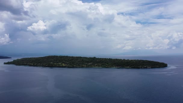 Ensam tropisk ö i Karibiska havet i Los Roques skärgård. drönare sköt uppåt lutning ner över lugna havet — Stockvideo