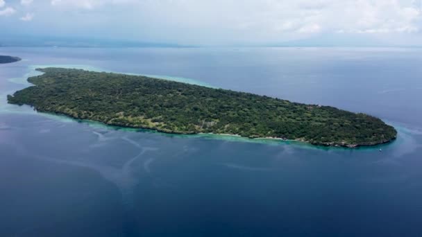 Wideo z lotu drona raju na bezludnej wyspie. Podróże wakacje ikona tropikalnej plaży wyspa Menjangan z palmami. Turkusowe krystalicznie czyste laguny wody oceanicznej — Wideo stockowe