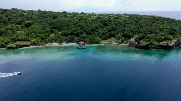 Csónakok kristálytiszta óceán Menjangan szigeten. Légifelvétel — Stock videók