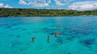 Menjangan Adası, Bali, Endonezya 'daki mercan resifinde Snorkelers ile birlikte hava aracı çekimi.