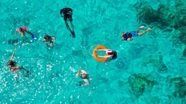 Menjangan Adası, Bali, Endonezya 'daki mercan resifinde Snorkelers ile birlikte hava aracı çekimi.