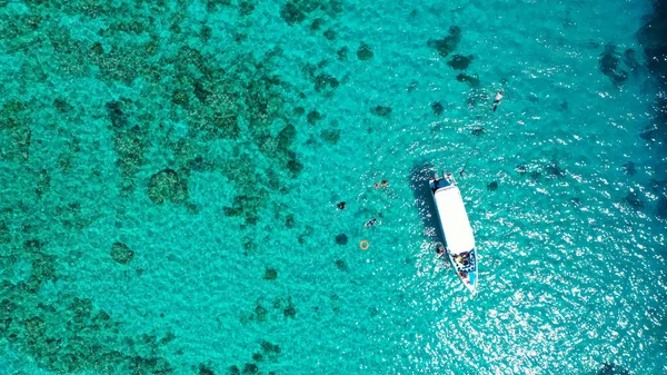 Drone aéreo Tiro de barco com snorkelers no recife de coral na ilha de Menjangan, Bali, Indonésia — Fotografia de Stock