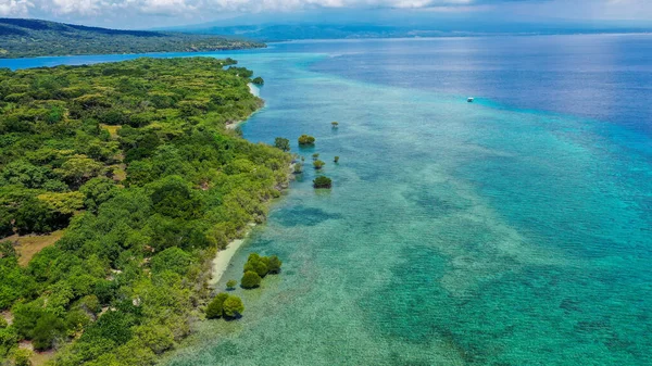 Вид на тропический остров Менджанган и загонный риф в Индийском океане. Концепция парадизного отдыха Стоковая Картинка