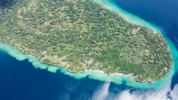 공중 드론으로찍은 열대 낙원의 이색적 인 섬 만 (灣) 은 에메랄드처럼 맑은 수정으로 덮인 석회암 나무로 덮여 있다 — 비디오