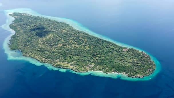 Drone vista de una isla tropical y arrecife de corral en el Océano Índico. El concepto de unas vacaciones paradisíacas — Vídeos de Stock