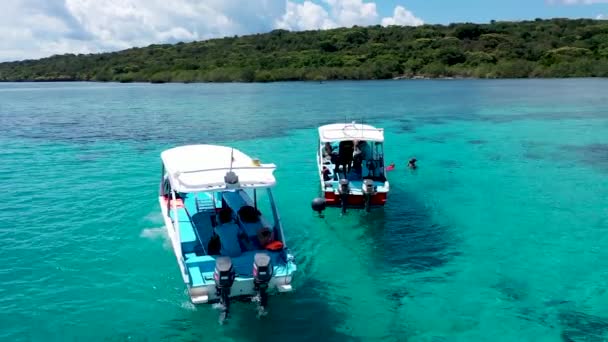 Drone vista aérea de dos barcos con turistas buceando en un sitio de arrecife de coral. punto de buceo en el mar turquesa. Increíble arrecife de coral, Menjangan, Bali — Vídeos de Stock