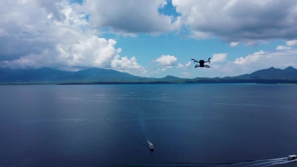 Drone blanc volant sur fond de nature. Drone suspendu dans un hélicoptère volant à l'air Dron Télécommande Drone pneumatique — Video