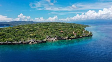 Hint Okyanusu 'ndaki tropikal bir Menjangan adası ve mercan resifinin insansız hava aracı görüntüsü. Cennet tatili kavramı